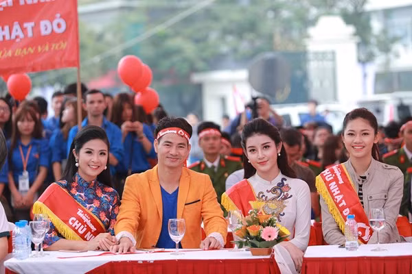 Hoa hậu Ngọc Hân, Á hậu Huyền My, Á hậu Thanh Tú cùng nghệ sĩ Xuân Bắc tham gia Chủ nhật đỏ tại Hà Nội.