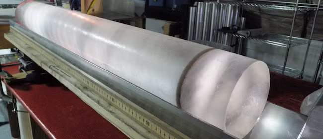 Khối băng mới tách ra từ máy 