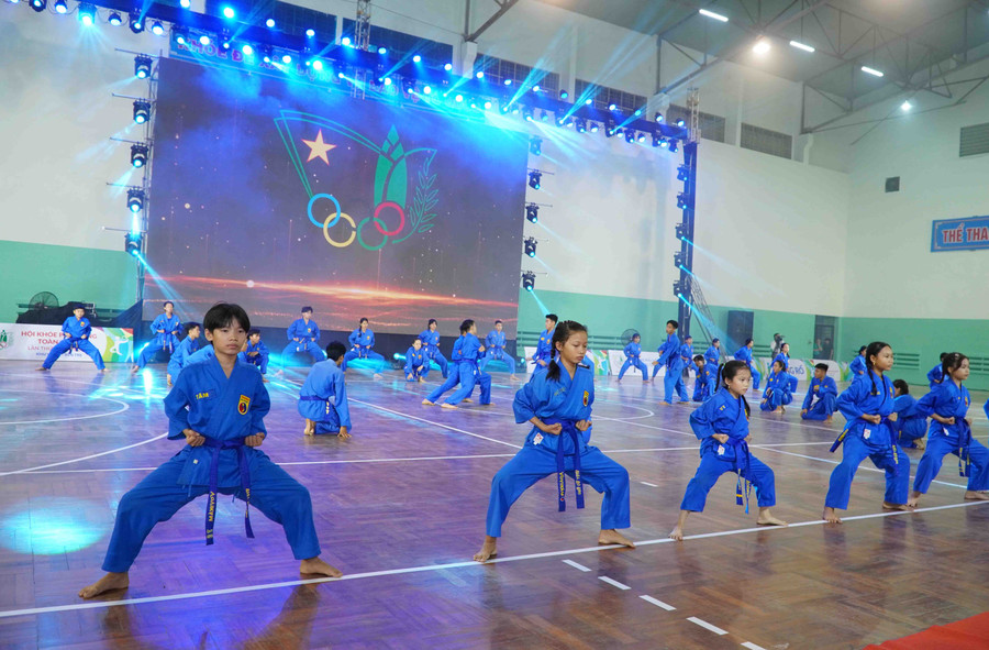 Tiết mục đồng diễn nghệ thuật do học sinh Bến Tre thực hiện. Tiết mục đồng diễn nghệ thuật do học sinh Bến Tre thực hiện.