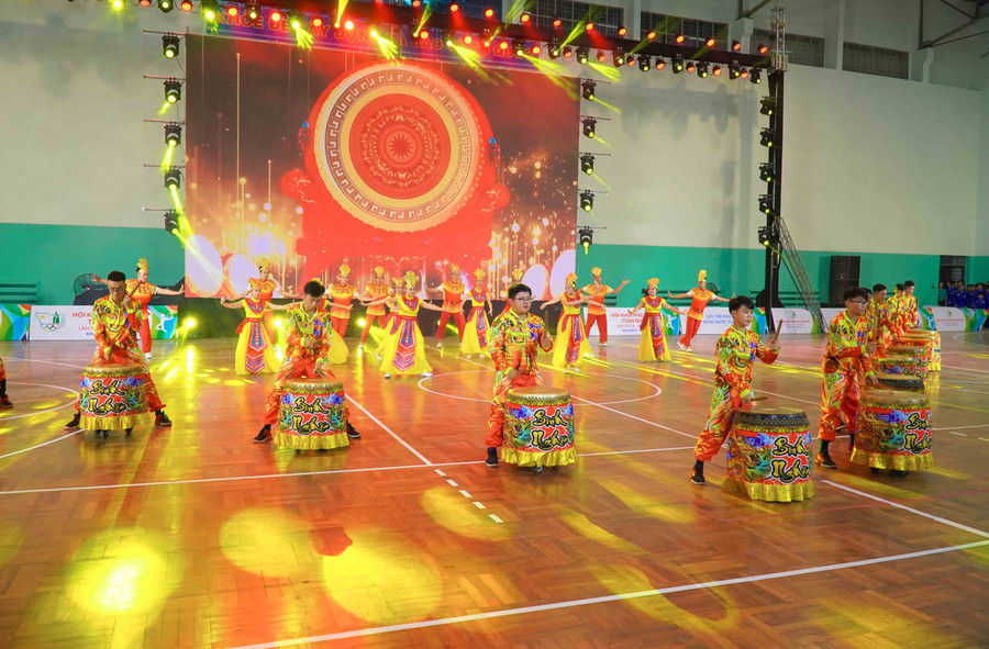 Tiết mục văn nghệ tại buổi lễ khai mạc. Tiết mục văn nghệ tại buổi lễ khai mạc.