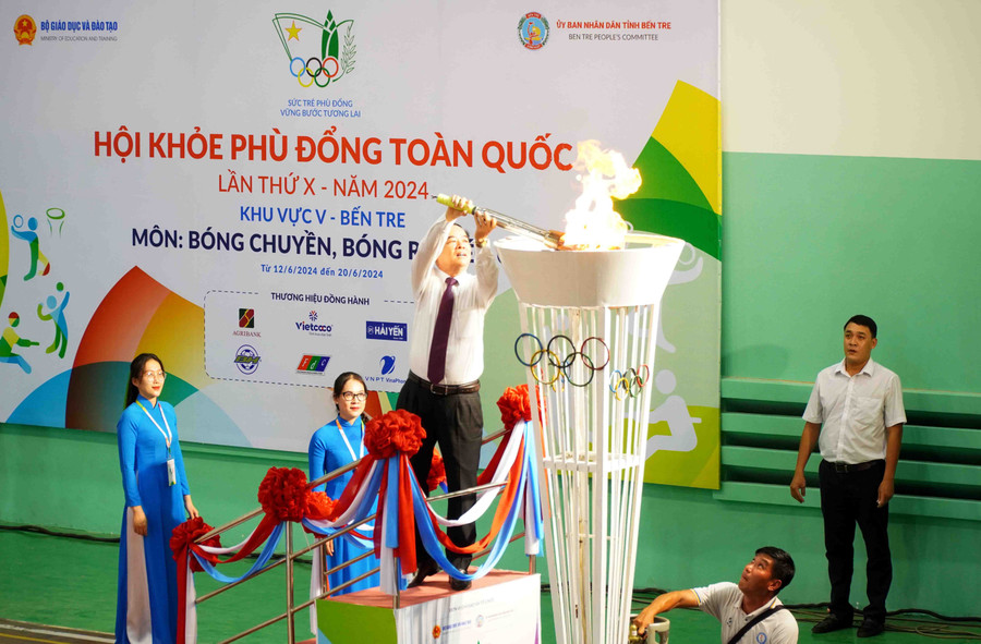 Nghi thức thắp sáng đuốc tại lễ khai mạc Hội khỏe Phù Đổng toàn quốc lần thứ X năm 2024, khu vực V tại tỉnh Bến Tre. Nghi thức thắp sáng đuốc tại lễ khai mạc Hội khỏe Phù Đổng toàn quốc lần thứ X năm 2024, khu vực V tại tỉnh Bến Tre.