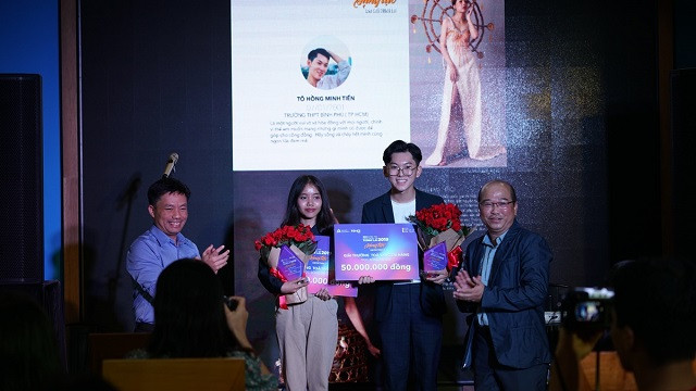 Ban tổ chức trao giải cho các Á quân cuộc thi.