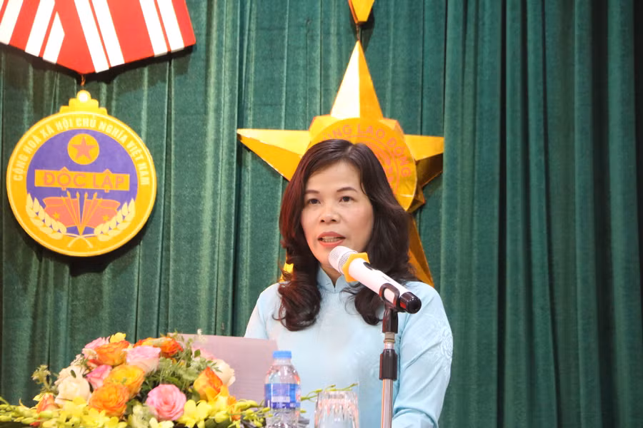 Cô Trần Thị Tuyến - Bí thư Đảng bộ Trường THPT Chu Văn An nhấn mạnh về ý nghĩa của buổi lễ khi được tổ chức đúng dịp 133 năm ngày sinh nhật Bác Hồ 19/5.