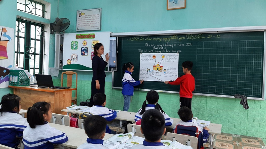 Cô trò nhà trường cùng nhau ra sức phấn đấu hoàn thành mục tiêu năm học 2022-2023.