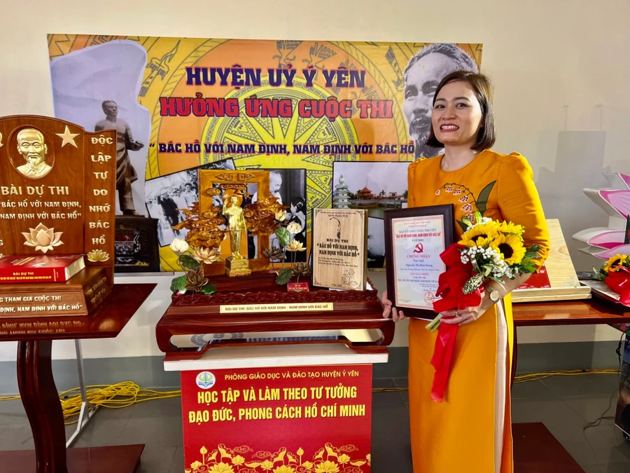 Cô Nguyễn Thị Kim Dung - giáo viên Trường Tiểu học Yên Trị (Ý Yên, Nam Định) đạt giải Nhất Cuộc thi viết với chủ đề "Bác Hồ với Nam Định, Nam Định với Bác Hồ".