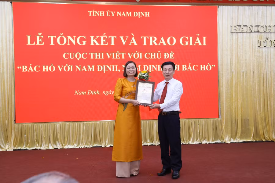 Cô Nguyễn Thị Kim Dung nhận giải thưởng từ Chủ tịch UBND tỉnh Nam Định Phạm Đình Nghị.