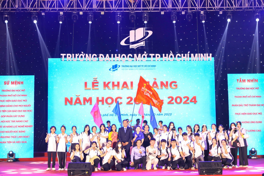 GS Nguyễn Minh Hà, Hiệu trưởng Trường ĐH Mở TPHCM cùng các tân sinh viên.