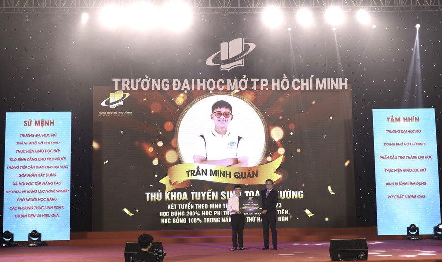 GS Nguyễn Minh Hà, Hiệu trưởng Trường ĐH Mở TPHCM trao học bổng cho thủ khoa toàn khóa đầu vào. 