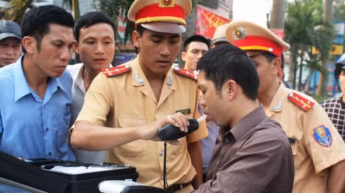 Kiểm tra nồng độ cồn trong hơi thở của tài xế (Ảnh: ĐSPL)