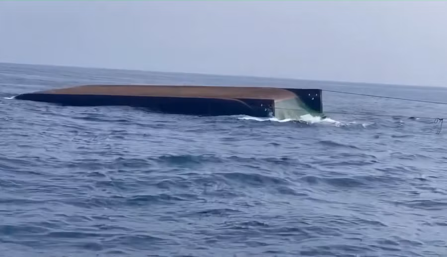 Sà lan chở khoảng 1.236 tấn đá hộc nổi trên biển sau khi lập úp.