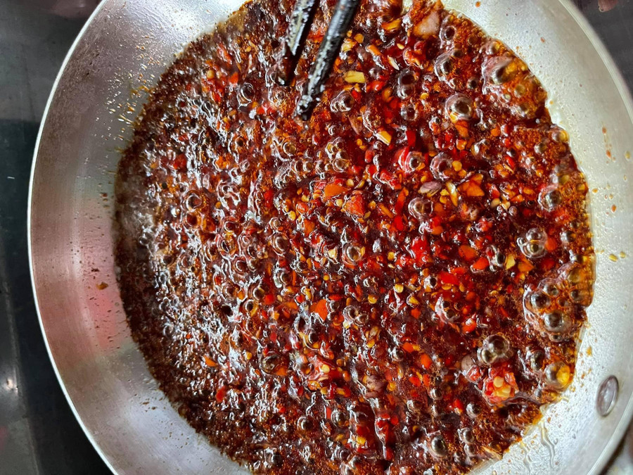 Nấu sôi lửa nhỏ 5 phút rồi tắt bếp.