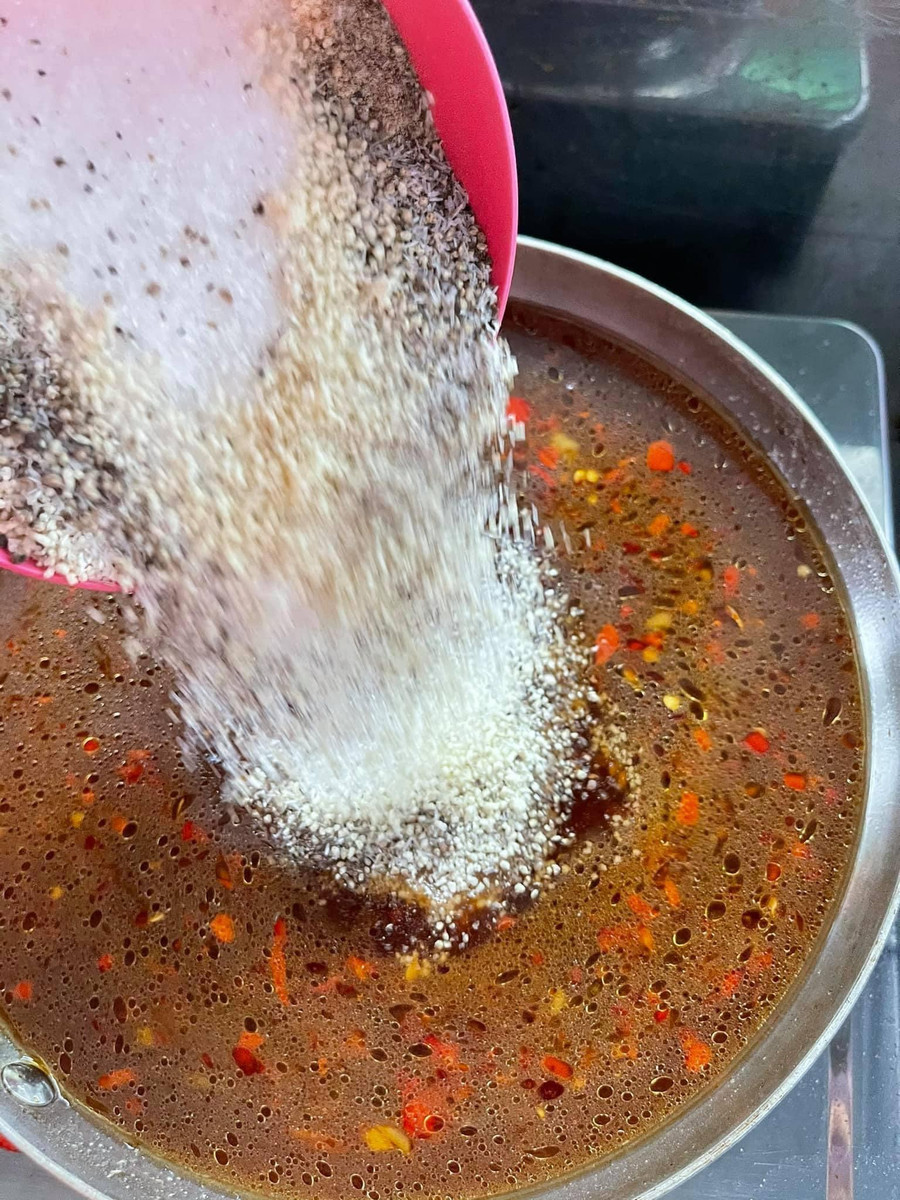 Sau đó cho nước mắm và tất cả gia vị còn lại vào.