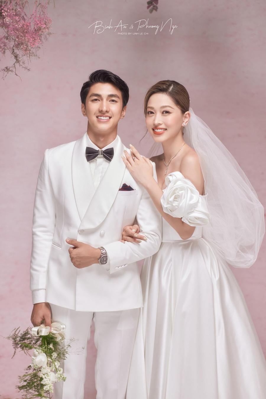 Gương mặt cả hai toát lên vẻ rạng ngời hạnh phúc.