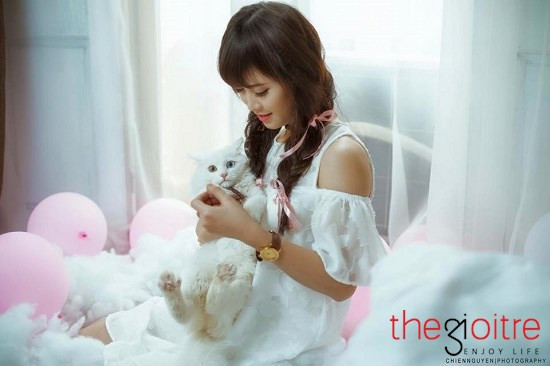 “Mình đam mê nghệ thuật lắm nhưng phải thi vào trường Mỹ thuật theo nguyện vọng của gia đình. Học hai năm ở trường nhưng mình không thấy hứng thú với ngành này thế là mình đã lén bố mẹ đăng kí thi vào trường nghệ thuật”, Thúy Hằng chia sẻ.