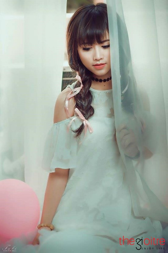 Với niềm khao khát thể hiện bản thân, Hằng đang cố gắng học tập và làm việc để có đủ kiến thức, kinh nghiệm và bản lĩnh sân khấu với hi vọng có thể “tỏa sáng” trong tương lai.