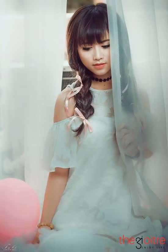 Với niềm khao khát thể hiện bản thân, Hằng đang cố gắng học tập và làm việc để có đủ kiến thức, kinh nghiệm và bản lĩnh sân khấu với hi vọng có thể “tỏa sáng” trong tương lai.