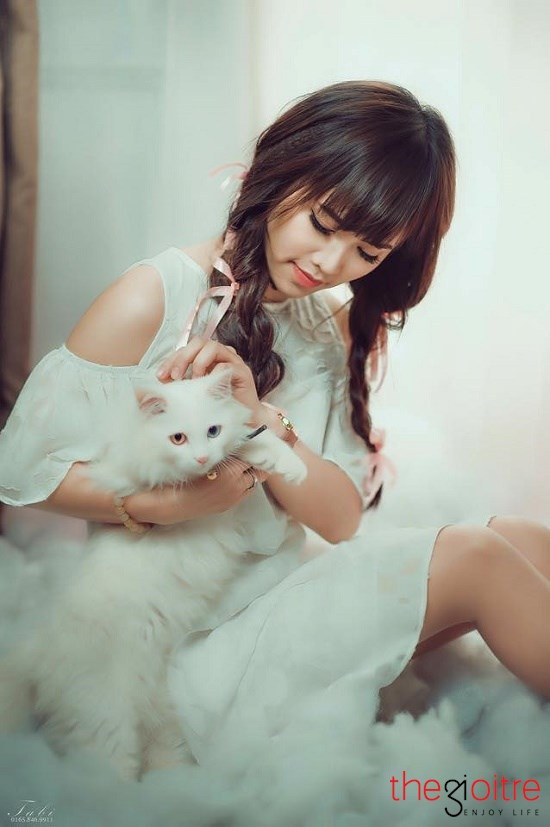 Sau thời gian học trên trường, Hằng còn tích cực đi hát ở một số quán cafe, phòng trà để cọ xác với nghề và quan trọng hơn là được sống cùng âm nhạc. Cô nàng còn thường xuyên gửi các clip âm nhạc của mình về cho bố xem. Nhận thấy được đam mê cháy bỏng của con gái nên bây giờ gia đình Hằng đã chấp thuận quyết định của cô.