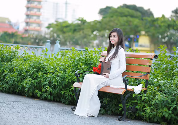 Thiếu nữ xinh đẹp bên dòng kênh Nhiêu Lộc mướt xanh ảnh 9