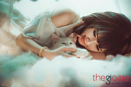 Vì trốn nhà đi học nghệ thuật nên gia đình Hà rất tức giận và dọa không cung cấp tiền ăn học cho cô nàng. Trong hai năm nay, Hằng đã “tự thân vận động” giữa mảnh đất thành thị để kiếm tiền trang trãi việc học với hi vọng được gia đình chấp nhận và ủng hộ mình trên con đường nghệ thuật.