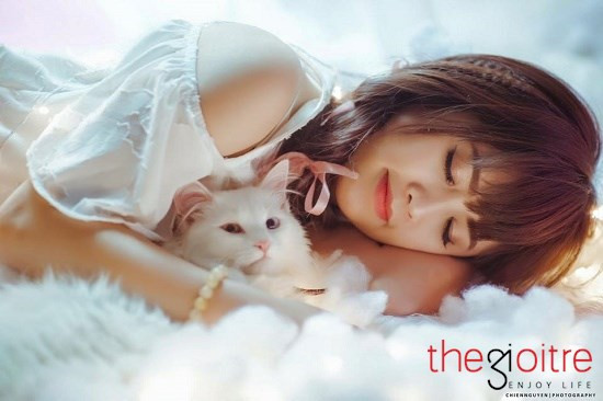 Trong bộ ảnh kỉ niệm tuổi 24, Hằng đã thực hiện bộ ảnh với phong cách nhẹ nhàng nữ tính và cô nàng cho biết đây chính là hình ảnh cô nàng muốn tạo dựng trong tương lai.