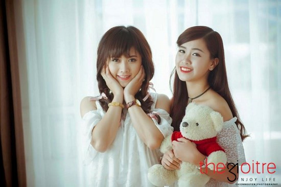 “Thời gian đầu đầu áp lực lắm, lúc nào về nhà cũng bị bố mẹ cằm rằm suốt cả ngày là "con gái đến tuổi này rồi ko cố học nốt lấy cái bằng mà tìm việc ổn định cứ mãi hát với hò". Không khí trong nhà căng thẳng lắm nên lúc đó mình cứ lấy lý do đi làm thêm nên không chịu về nhà mấy. Dù nhớ nhà cũng không muốn về phần sợ nghe mắng, phần sợ bố mẹ buồn lòng thêm", 9X tâm sự.