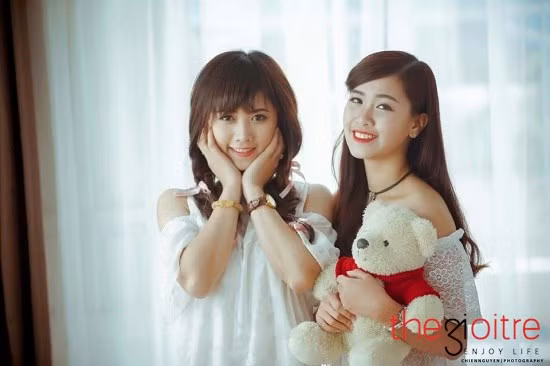 “Thời gian đầu đầu áp lực lắm, lúc nào về nhà cũng bị bố mẹ cằm rằm suốt cả ngày là "con gái đến tuổi này rồi ko cố học nốt lấy cái bằng mà tìm việc ổn định cứ mãi hát với hò". Không khí trong nhà căng thẳng lắm nên lúc đó mình cứ lấy lý do đi làm thêm nên không chịu về nhà mấy. Dù nhớ nhà cũng không muốn về phần sợ nghe mắng, phần sợ bố mẹ buồn lòng thêm", 9X tâm sự.