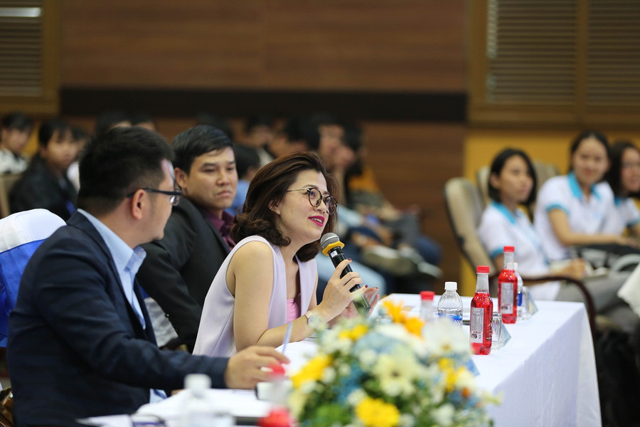 Ban giám khảo đối thoại với sinh viên làm dự án