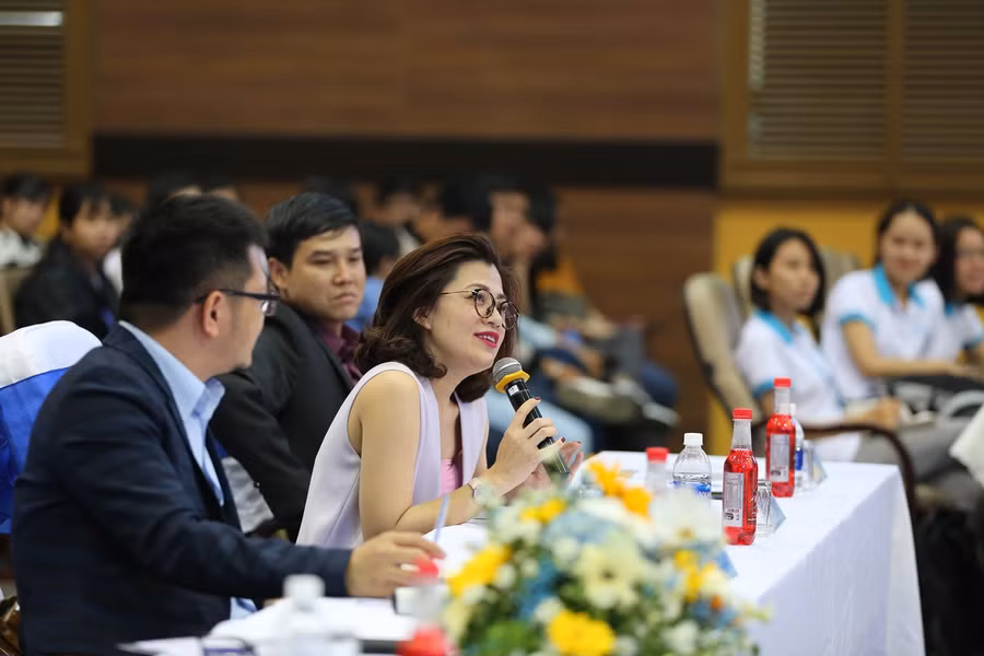 Ban giám khảo đối thoại với sinh viên làm dự án