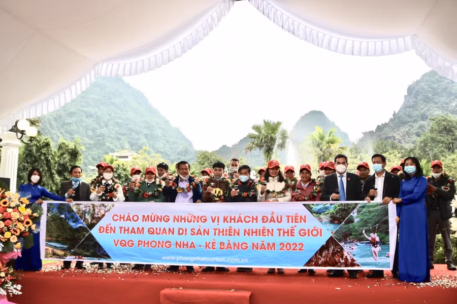 Những vị khách đầu tiên chụp hình lưu niệm tại Phong Nha - Kẻ Bàng.