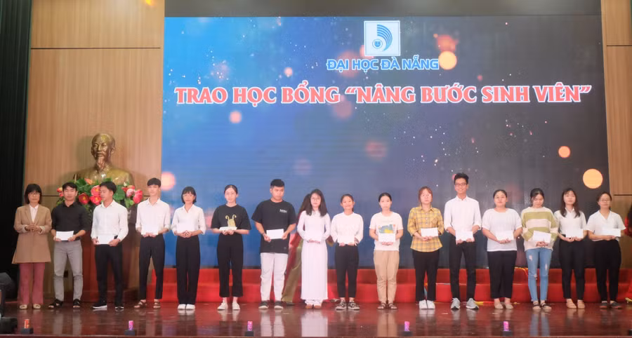 Trao học bổng “Nâng bước sinh viên Đại học Đà Nẵng” cho các sinh viên.
