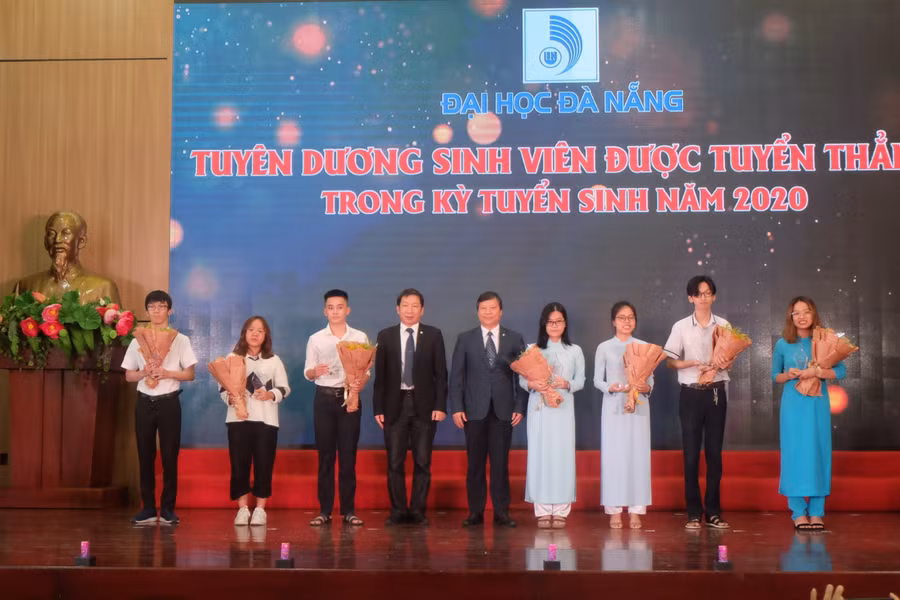 Đại diện lãnh đạo Đại học Đà Nẵng tuyên dương 7 tân sinh viên khóa 2020 được tuyển thẳng theo quy chế tuyển sinh của Bộ GD&amp;ĐT.