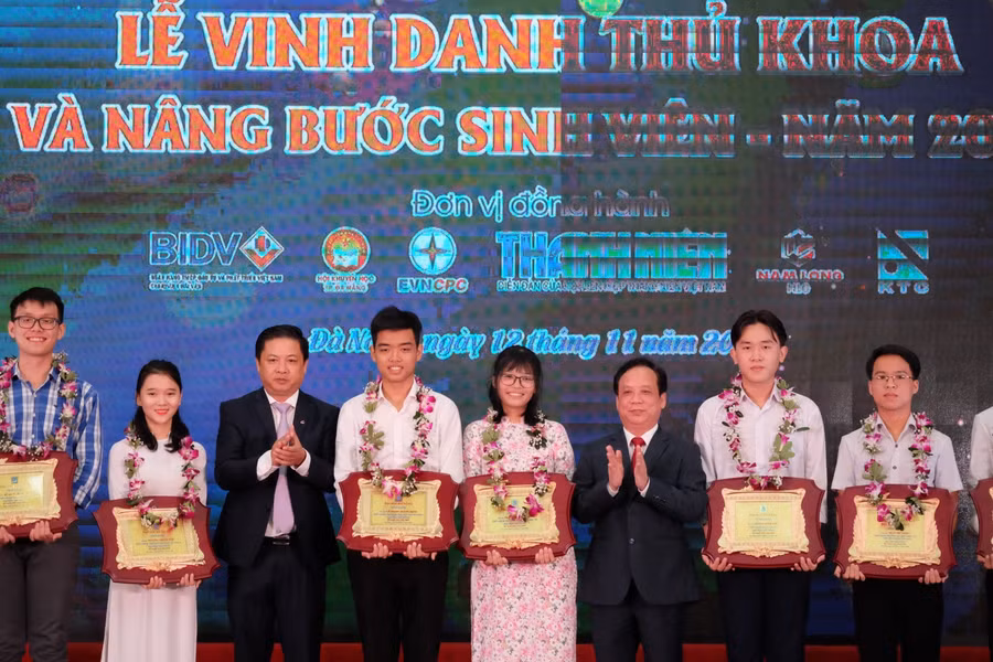 BTC chụp ảnh lưu niệm cùng các Thủ khoa Đại học Đà Nẵng năm 2020.