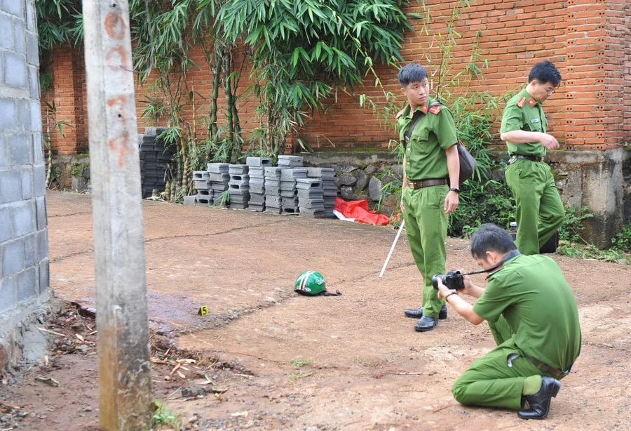 Cơ quan chức năng khám nghiệm hiện trường.