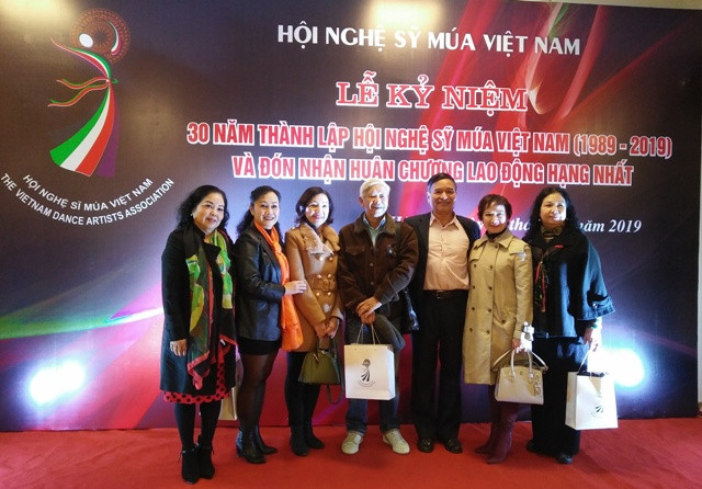 Các nghệ sĩ chụp hình kỷ niệm. Ảnh: Bình Thanh