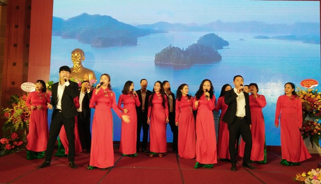 Biểu diễn văn nghệ chào mừng lễ kỷ niệm. Ảnh: Bình Thanh