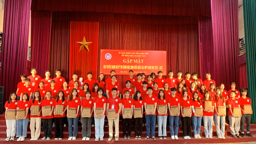 Đội tuyển thi chọn học sinh giỏi quốc gia tỉnh Điện Biên chụp ảnh lưu niệm.