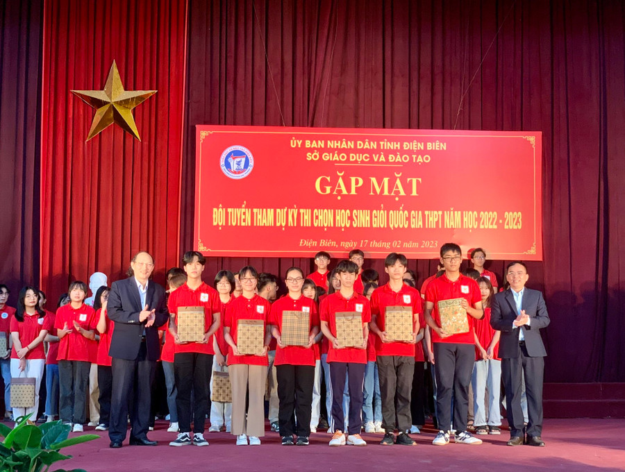 Lãnh đạo Sở GD&amp;ĐT Điện Biên tặng quà động viên học sinh trong đội tuyển.