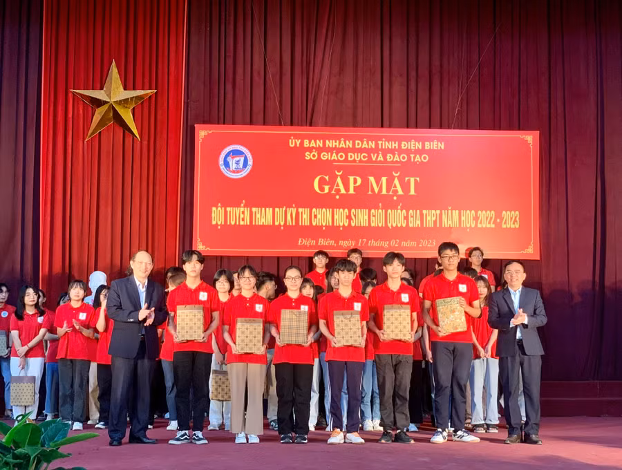 Lãnh đạo Sở GD&amp;ĐT Điện Biên tặng quà động viên học sinh trong đội tuyển.