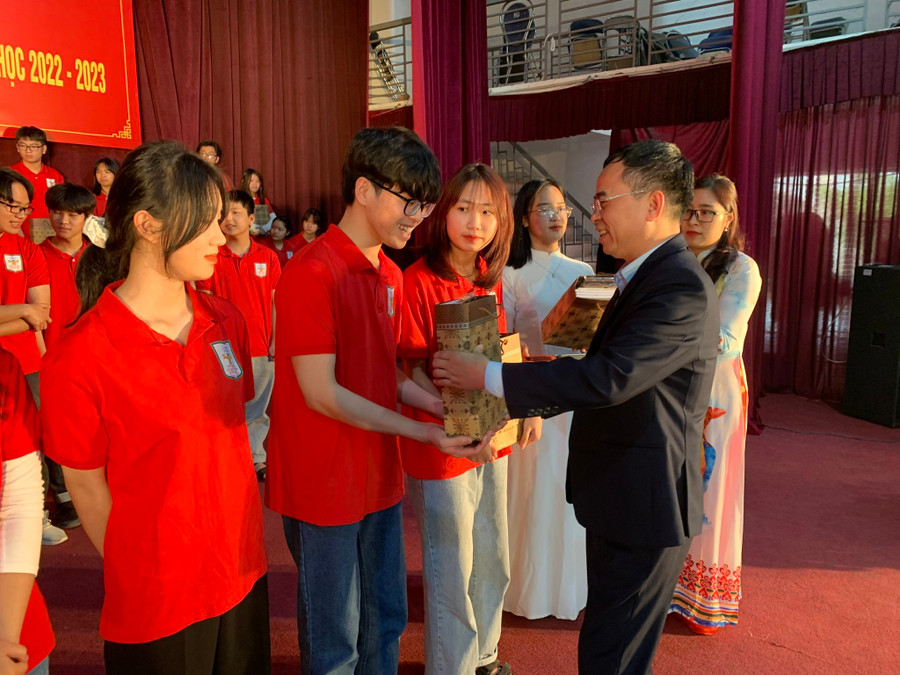 Ông Nguyễn Văn Đoạt trao quà động viên học sinh.