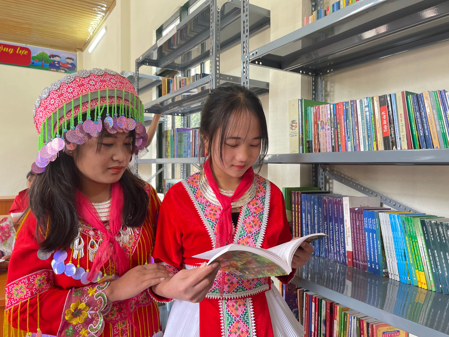 Học sinh hứng thú với thư viện mới. Học sinh hứng thú với thư viện mới.