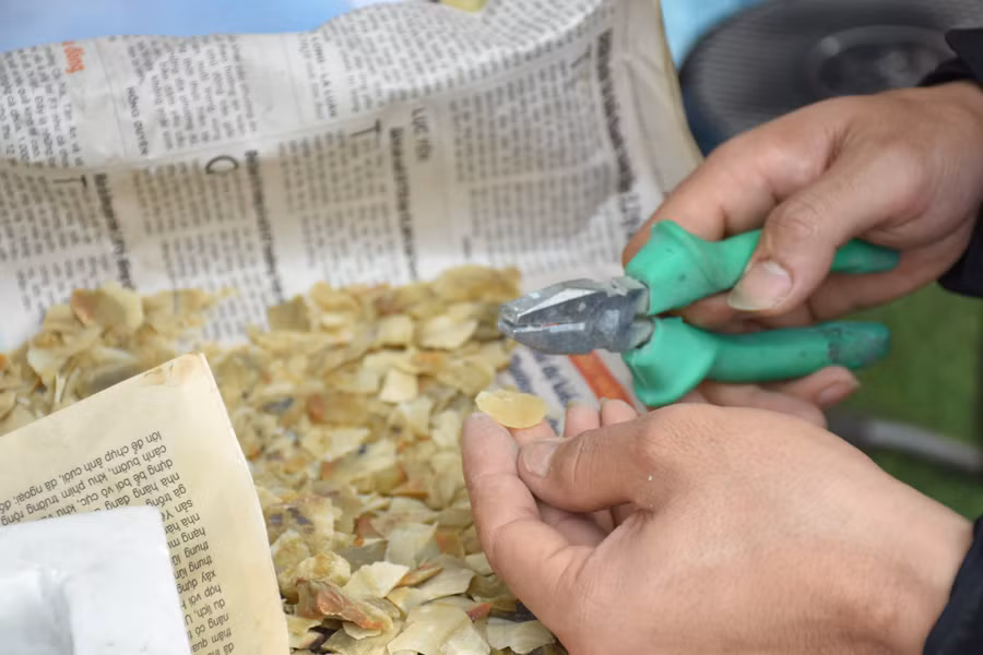 Chế tác sản phẩm từ những mảnh đá thô.