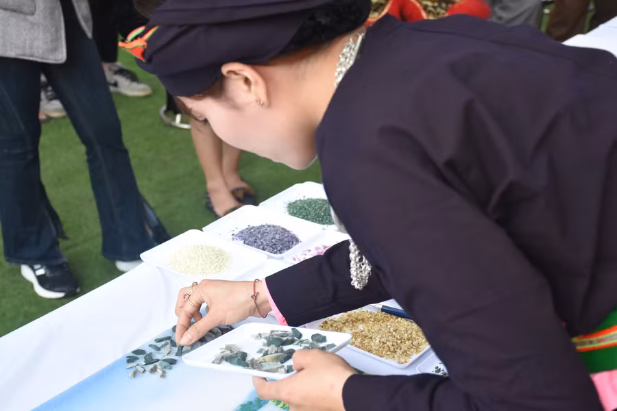 Mỗi chủ quầy hàng đều mang đến những sản phẩm đặc sắc để giới thiệu với du khách.