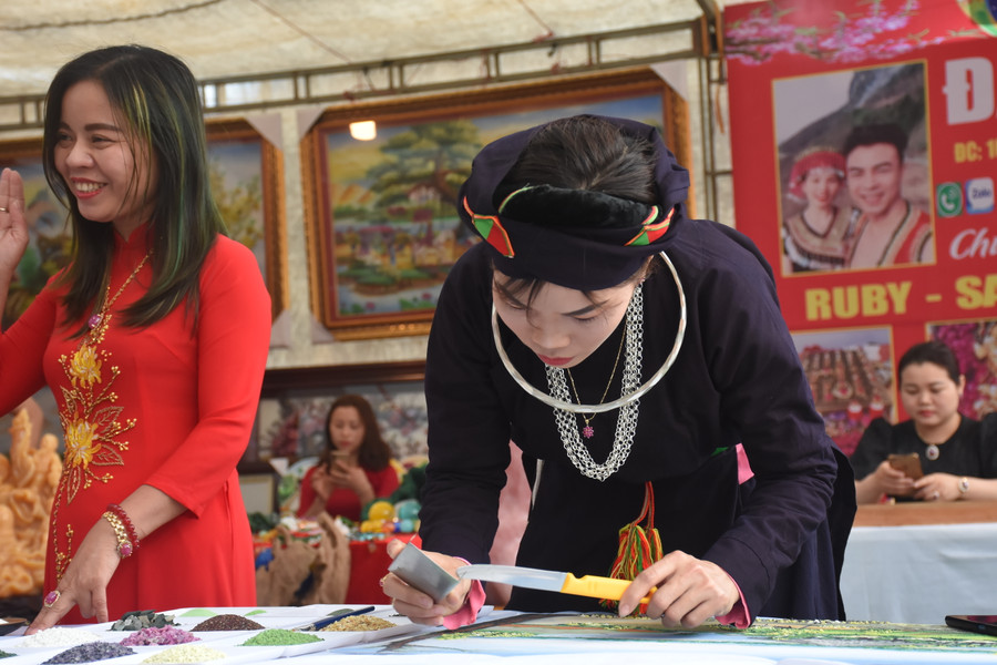 Các thiếu nữ thi tài chế tác đá quý. Các thiếu nữ thi tài chế tác đá quý.