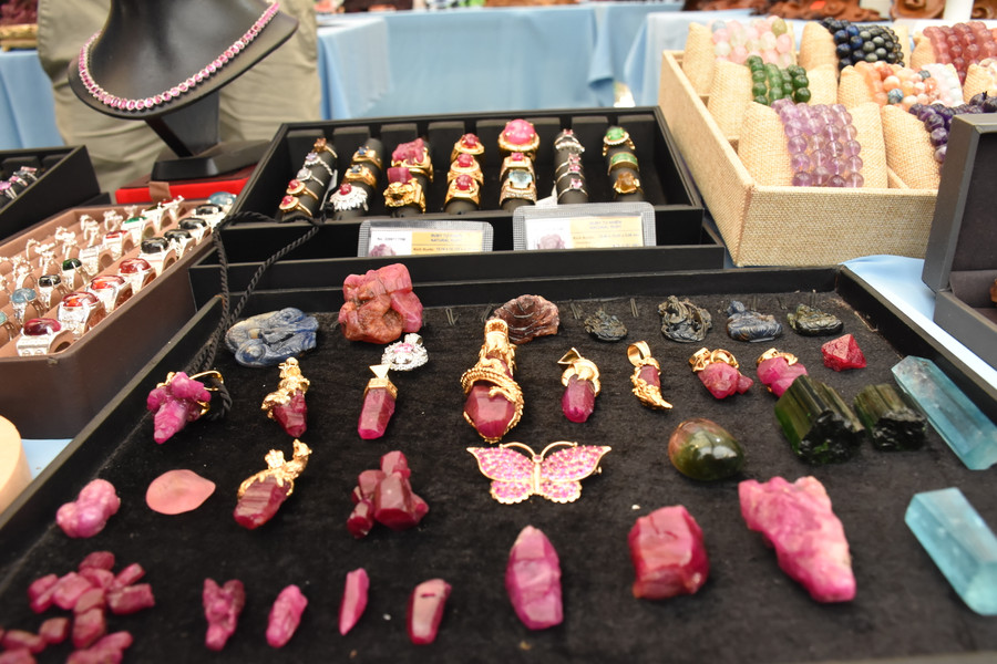 Đa dạng các loại sản phẩm được bày bán. Đa dạng các loại sản phẩm được bày bán.