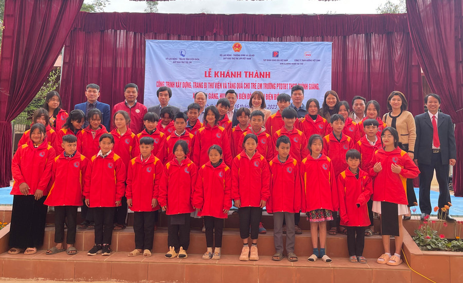 Các đại biểu chụp ảnh lưu niệm cùng học sinh. Các đại biểu chụp ảnh lưu niệm cùng học sinh.