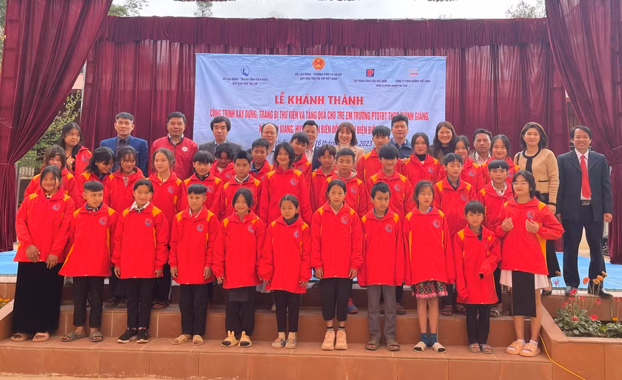 Các đại biểu chụp ảnh lưu niệm cùng học sinh.