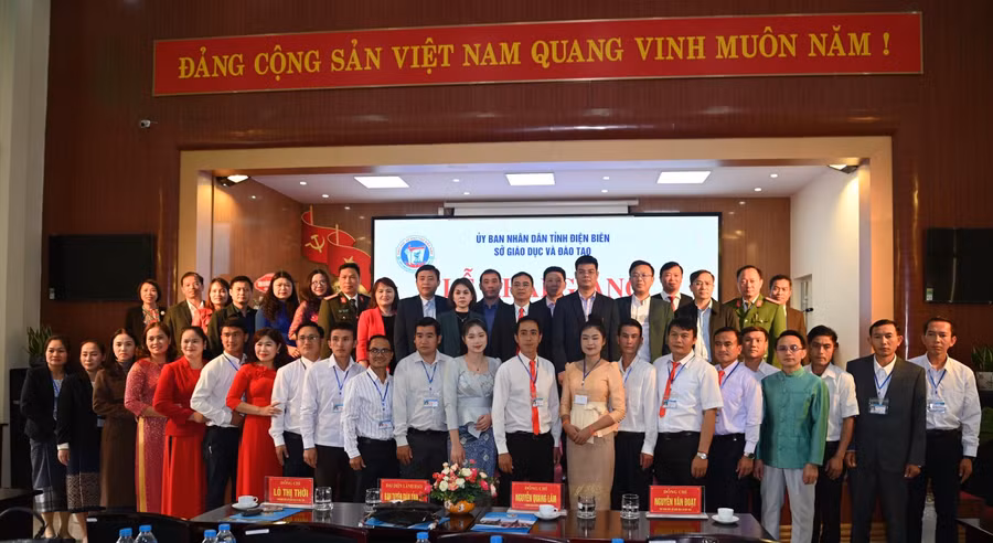Các đại biểu chụp ảnh lưu niệm với lưu học sinh.