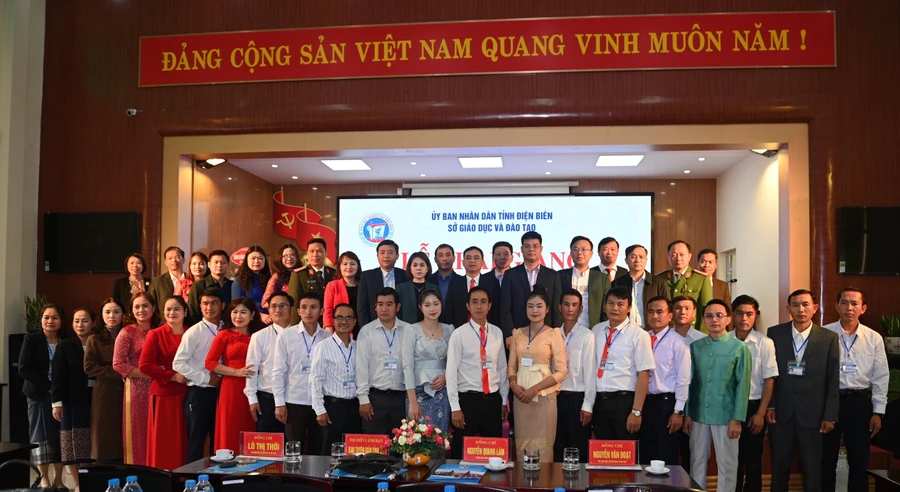 Các đại biểu chụp ảnh lưu niệm với lưu học sinh.