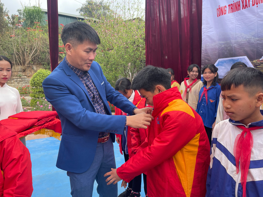 Ông Nguyễn Tiến Thắng trao áo ấm cho học sinh. Ông Nguyễn Tiến Thắng trao áo ấm cho học sinh.