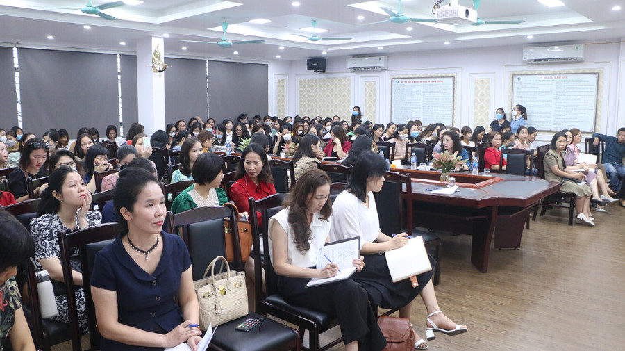 Học viên đến từ các trường mầm non của 20 quận/huyện của Hà Nội tập trung nghe chia sẻ từ chuyên gia.
